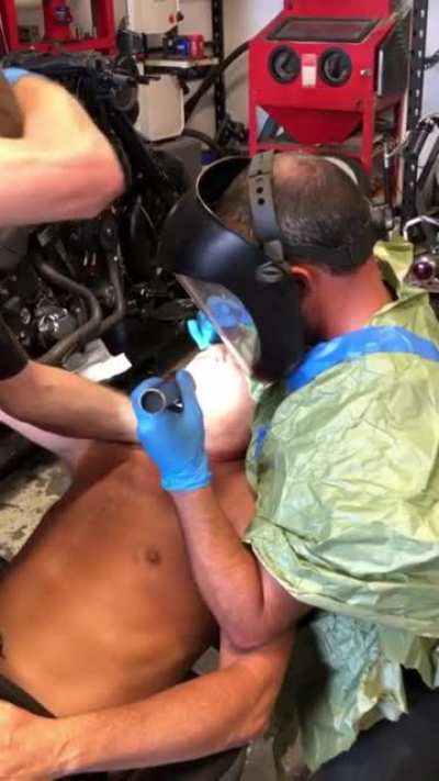 No dental insurance? No probl<wbr>em…Ha<wbr>rley mechanic pulls tooth for friend with no insurance! 🦷😫