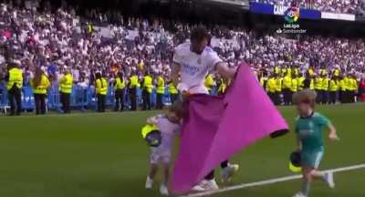 Two children accidentally running into each other in front of Nacho Fernandez