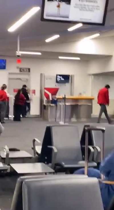 Racist lady kicked off Delta flight after spitting on staff