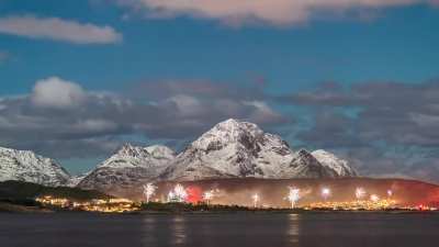 Happy New Year 2021 from #lofoten #norway [00:35] (Leknes Fireworks)