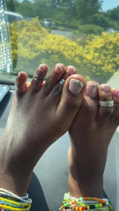 flower pedi + toe rings = dangerous combo 🌸👣