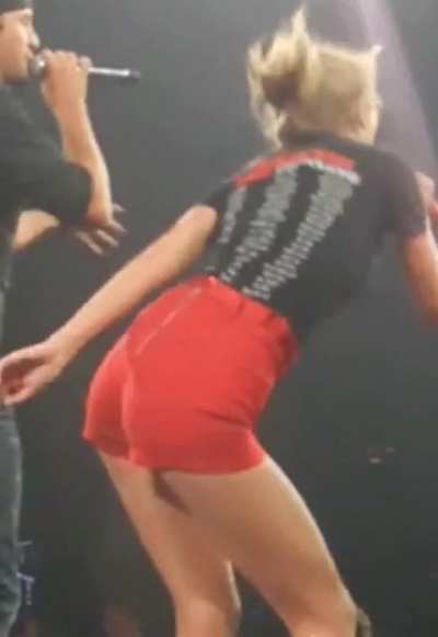 *mommy taylor fixing her butt plug* I bet she’s into some really freaky s*x stuff (not basic vanilla s*x) what y’all think?