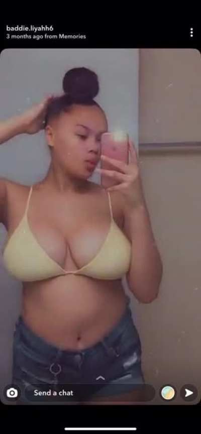 She got some big tiddies 😍😍
