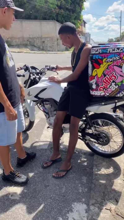 Putz, ainda bem que ele segurou no guidão. 