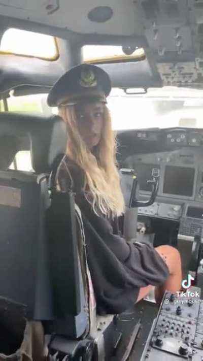 _greymouse jiggles on a plane