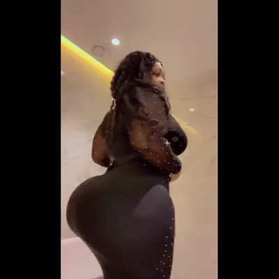 OMG 😳🙆🏾‍♂<wbr>️… Just wait till she turns around ….🥴🤦🏾<wbr>‍♂️😍🍑<wbr>🍑🍑🍑