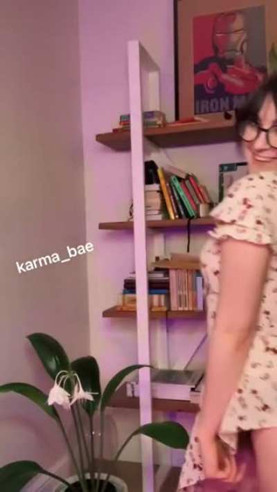 POV: I’m that cute library girl you have a crush on🤓 you start imagining how I look naked💭😛