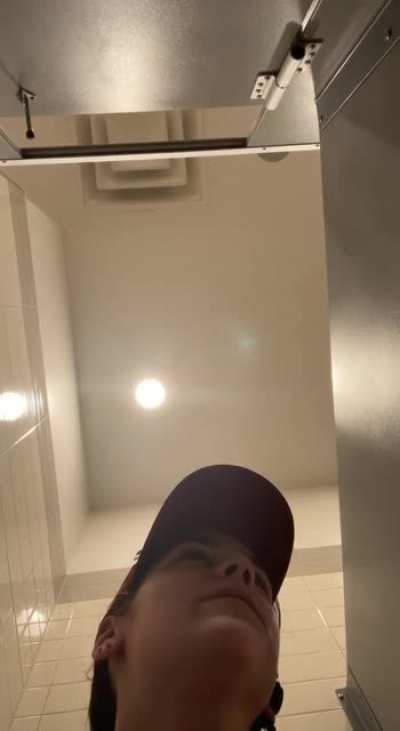 “Do you know what sex this toilet is?”