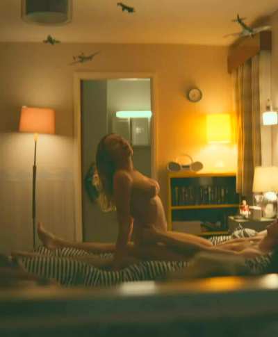 Aimee Lou Wood - Perfect jiggle plot in 'Sex Education' S01E01
