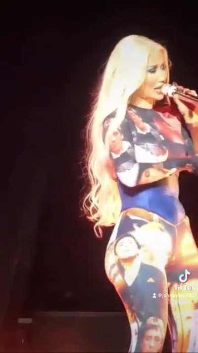 Iggy's huge ass has a mind of it's own....