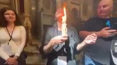 Святой огонь не обжигает верующию, чудо