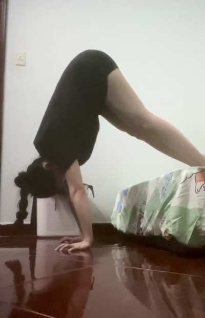 Elevated pike hold form check. How do I become more stacked?