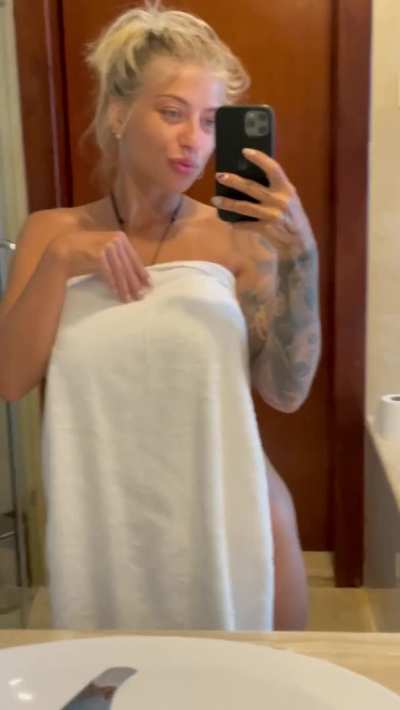Revealing titties with smile is adorable