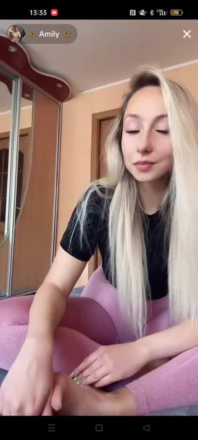 karinaa.ks new pose in live today