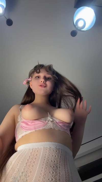 F4m Who is down for fuck & host too.