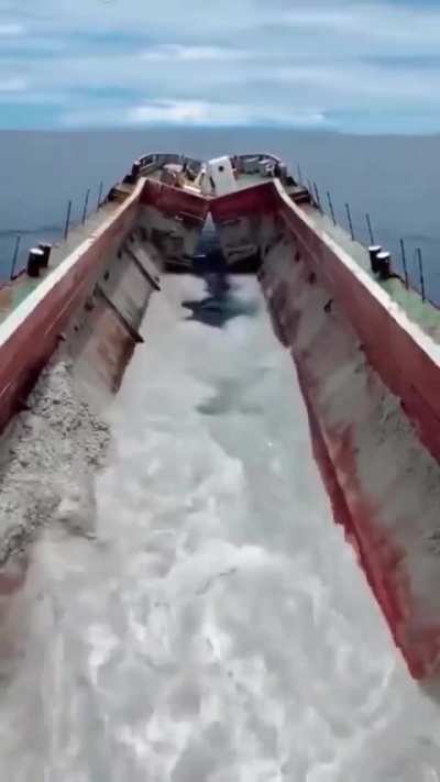 Split hopper barge
