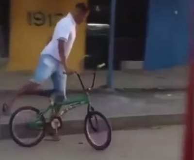 Guy over engineered his bicycle to fuck thieves.