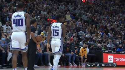 [Highlight] Donovan Mitchell commits the offensive foul and runs straight into the locker room with a limp