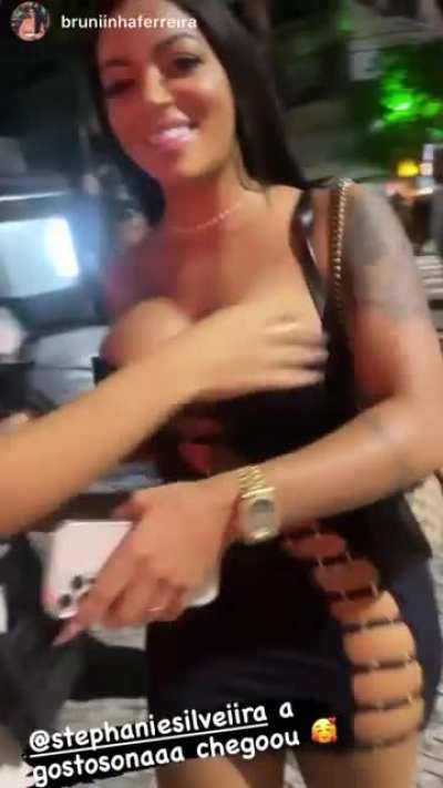 Mais um dela.