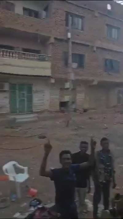 RSF soldiers firing on SAF positions in Omdurman