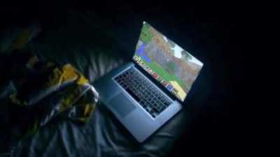 Tu familia está dormida y estás jugando Minecraft en una noche de verano de 2012 mientras tus vecinos se pelean