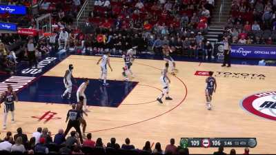 [Highlight] Giannis loses KJ Martin with the incredible spin move and finish