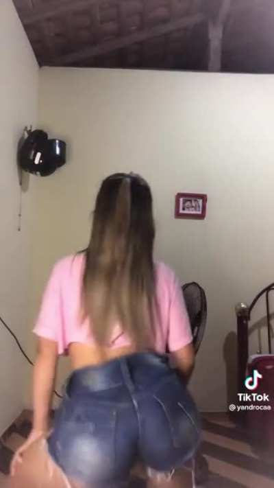 How does her ass move like that 🤤💦💦