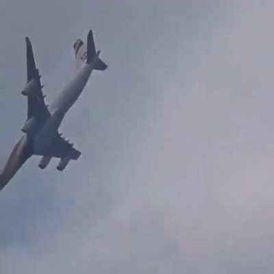 Rotacionando a câmera enquanto um avião voa deixa tudo mais divertido