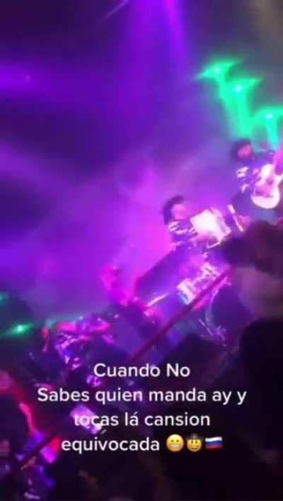 Mexicali BC; Los nuevos ilegales were told to stop playing the JGL song (CDS-Chapos) they stopped and started to sing a song for el Chavó felix instead, (CDS-Zambada)