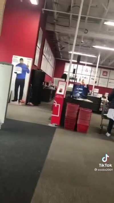 Karen compares store worker’s hijab to her right not to wear a mask in public (TikTok: @zooba2001)