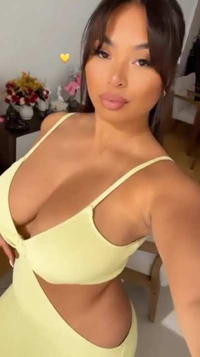 Big tits and a pretty face @itslindavo on Instagram