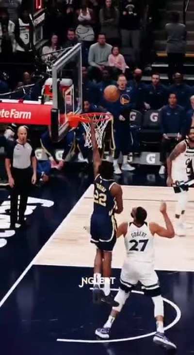 Wiggins dunks Gobert、