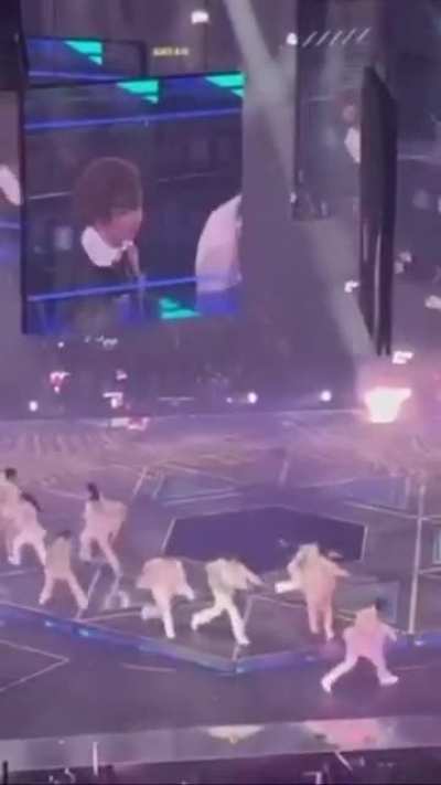 Large video screen lands on Hong Kong boy band Mirror's performance at least 3 injured on 07/28/2022