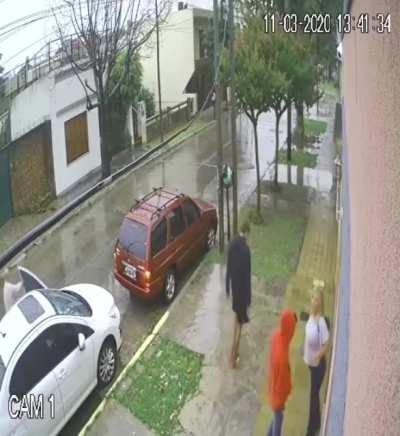 Mujer combate la inseguridad a las piñas, pasó en Quilmes, 2020