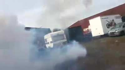 Eine Feuerwerksrakete in einem alten Ölfass.