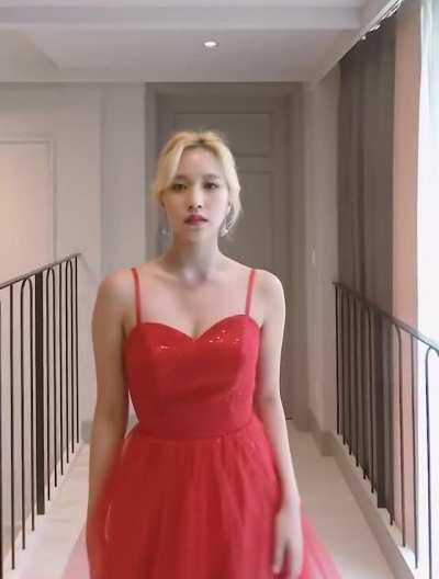 201209 - Mina in red