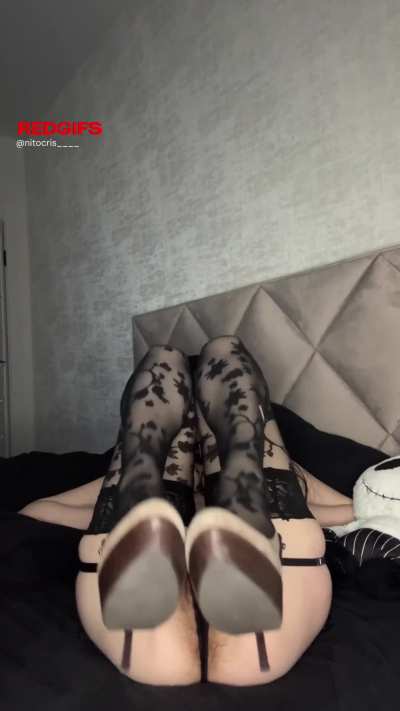 Please fill my goth pussy with your cum ^^