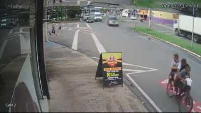 children witness assasination in broad daylight, Brazil