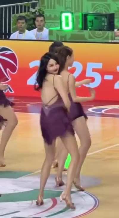 CBA拉拉队 谁的女儿 未来谁的妻子 谁的母亲 亦或是哪个领导的鸡巴套子？