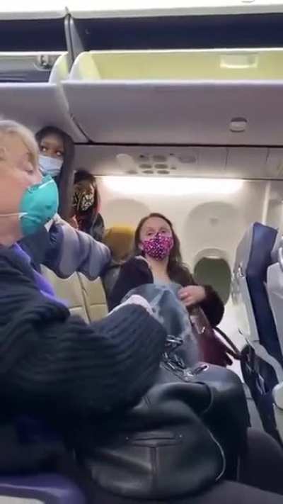 Karen on airplane blocks the way for black people and pretends she’s getting attacked