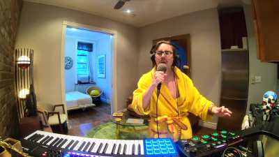 Man shows us how to funk in 2 minutes. Result is amazing