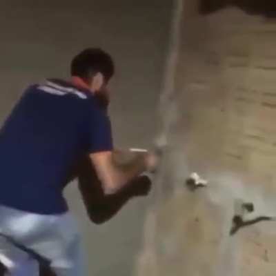 '-'