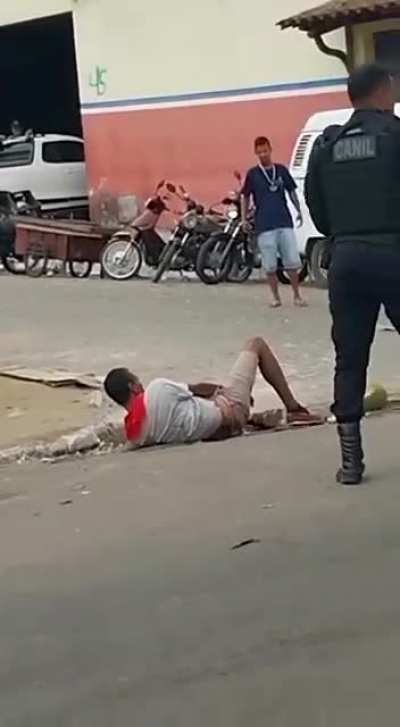 Alguém dê uma medalha para o rapaz que jogou o coco