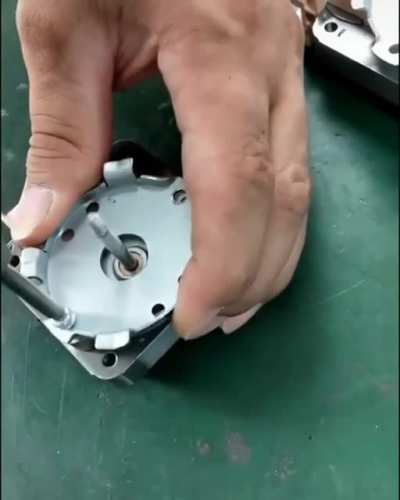 Auto feed screwdriver