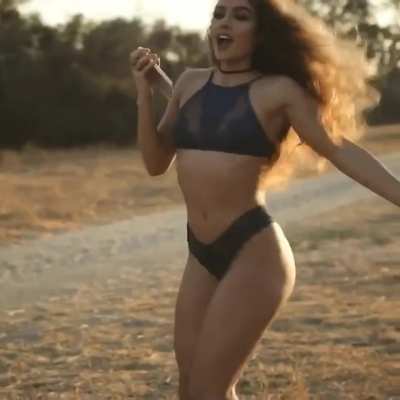 Sommer Ray's notorious ass will hypnotize you