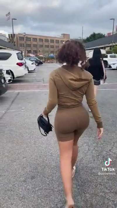 just dragging that wagon around 🍑