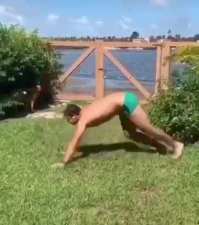 Fit man does good push-ups