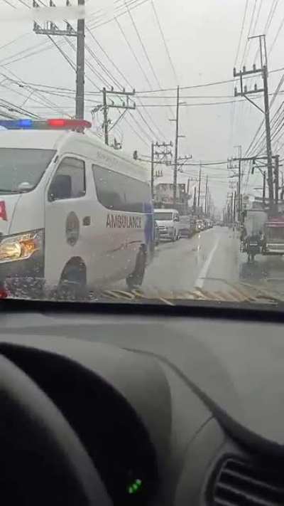 Someone uploaded this on Facebook today: lalaki dinukot sa Los Baños, Laguna ng mga armadong kalalakihan. Also, nakakabwisit ang commentary niya. Parang tuwang-tuwa pa.