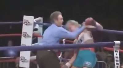 Referee doesn’t stop fight which causes Holly Holm to be knocked out brutally