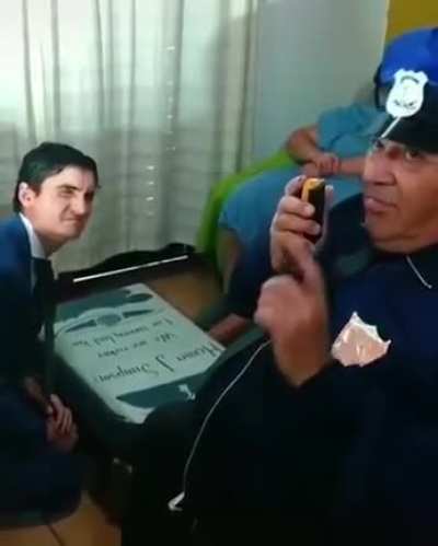 Que dedicación, hasta se pinto el pelo de azul.